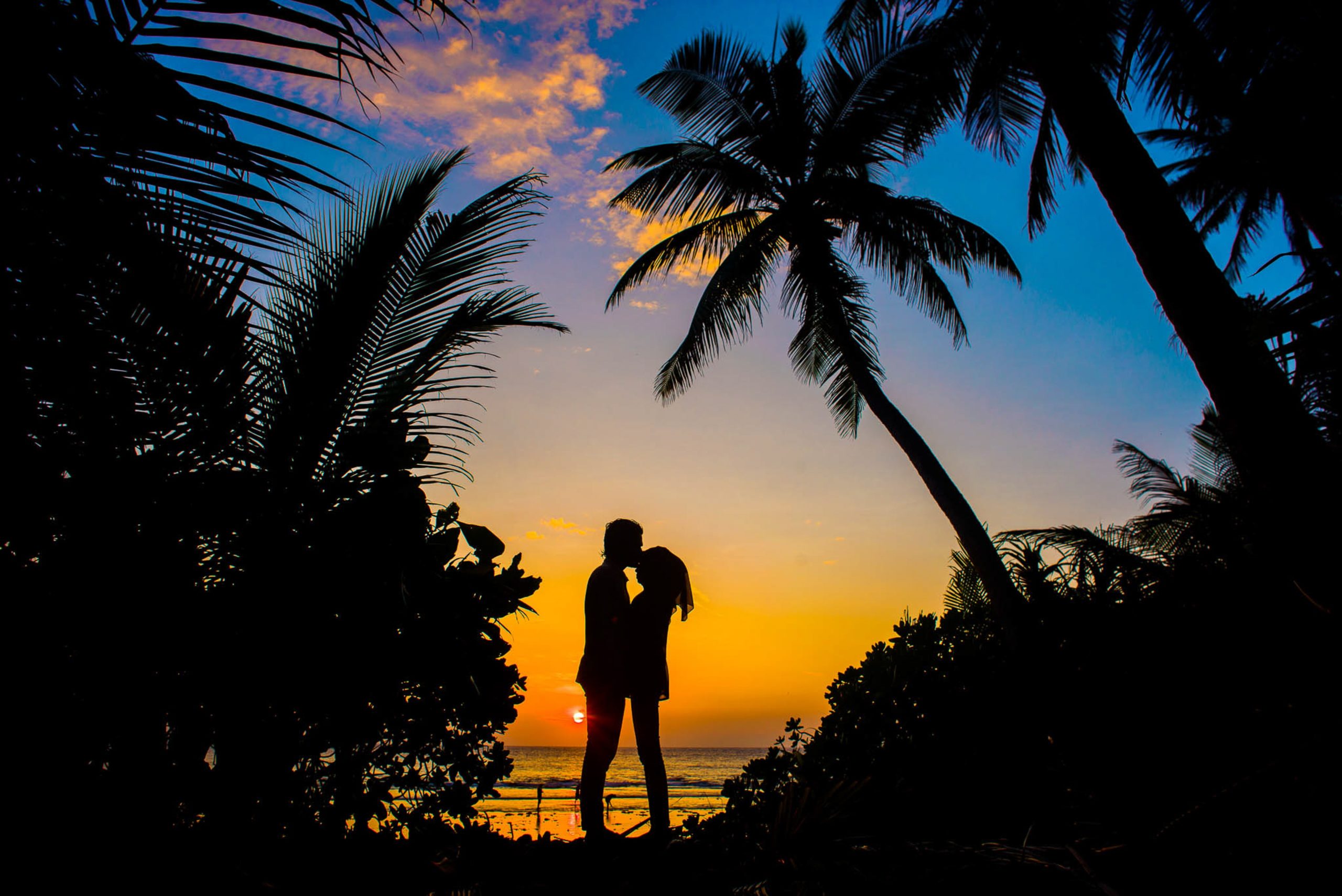 silhouette-of-man-and-woman-kissing-1024975